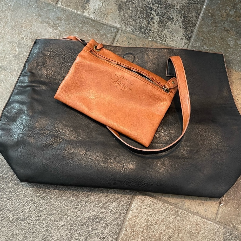 Bass bag. Great for work or travel and comes with a small pouch. Perf condition